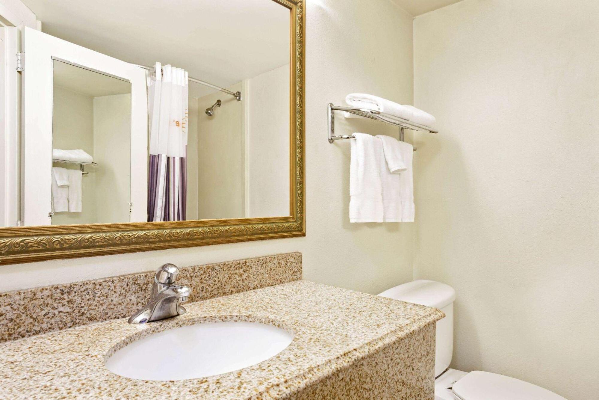 La Quinta By Wyndham Stamford / New York City Экстерьер фото